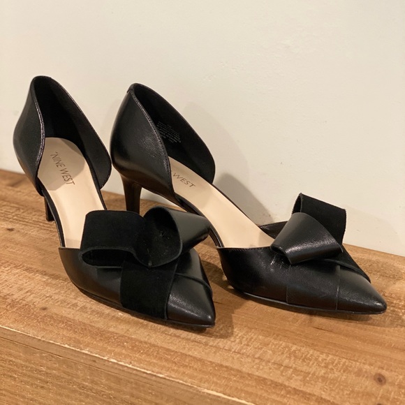 SOLD 𝑁𝑖𝑛𝑒 𝑊𝑒𝑠𝑡 Bow Heels - Picture 3 of 15